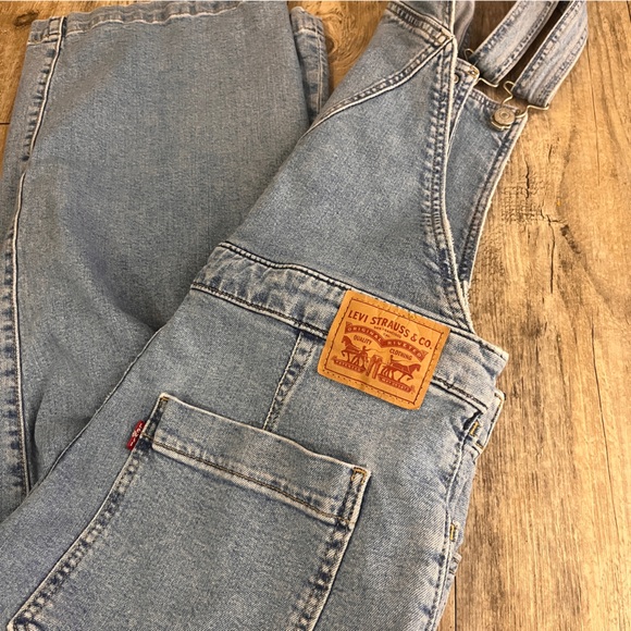 Woman's Levi's Denim Overalls Light Wash Red Tab Size-32 - Picture 4 of 6